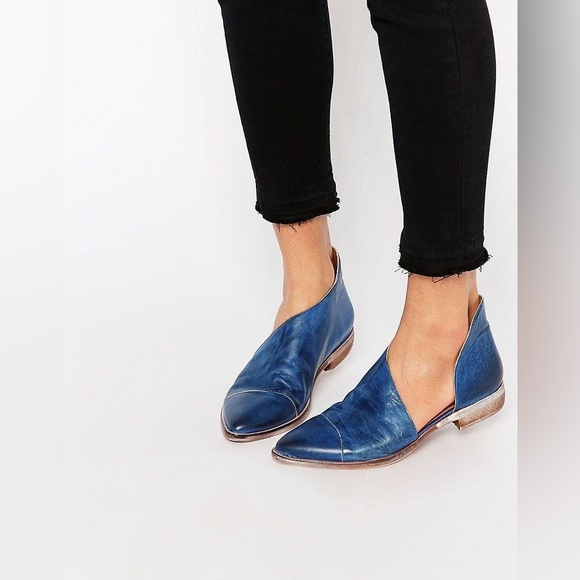 Free People Royale Flat Leather Cut Out Shoe in Indigo - Picture 14 of 16